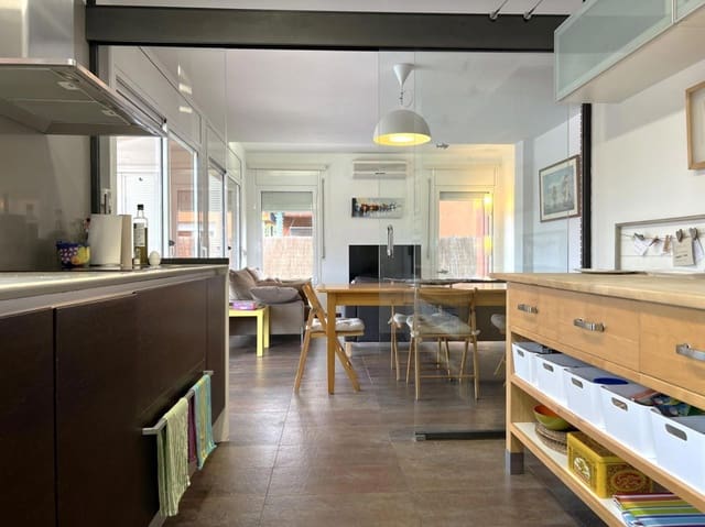 4 bedroom Villa for sale in Sant Pere Pescador with pool garage - € 495,000 (Ref: 9466098)