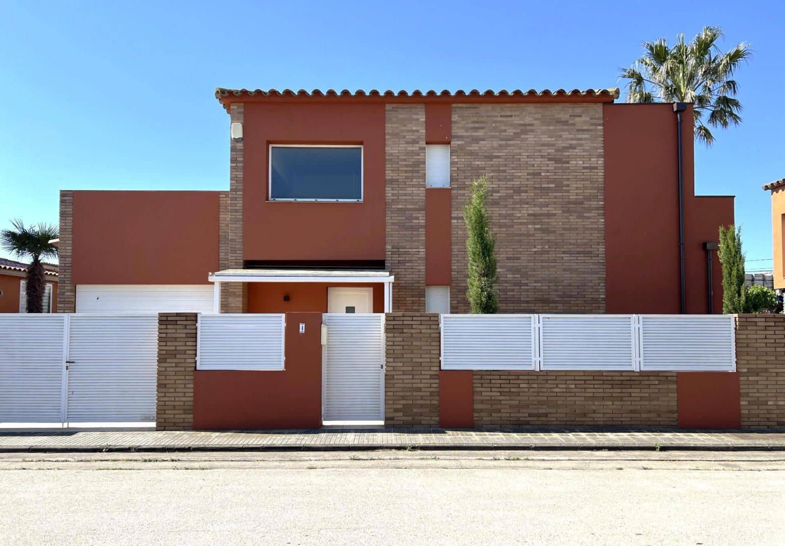 4 bedroom Villa for sale in Sant Pere Pescador with pool garage - € 495,000 (Ref: 9466098)