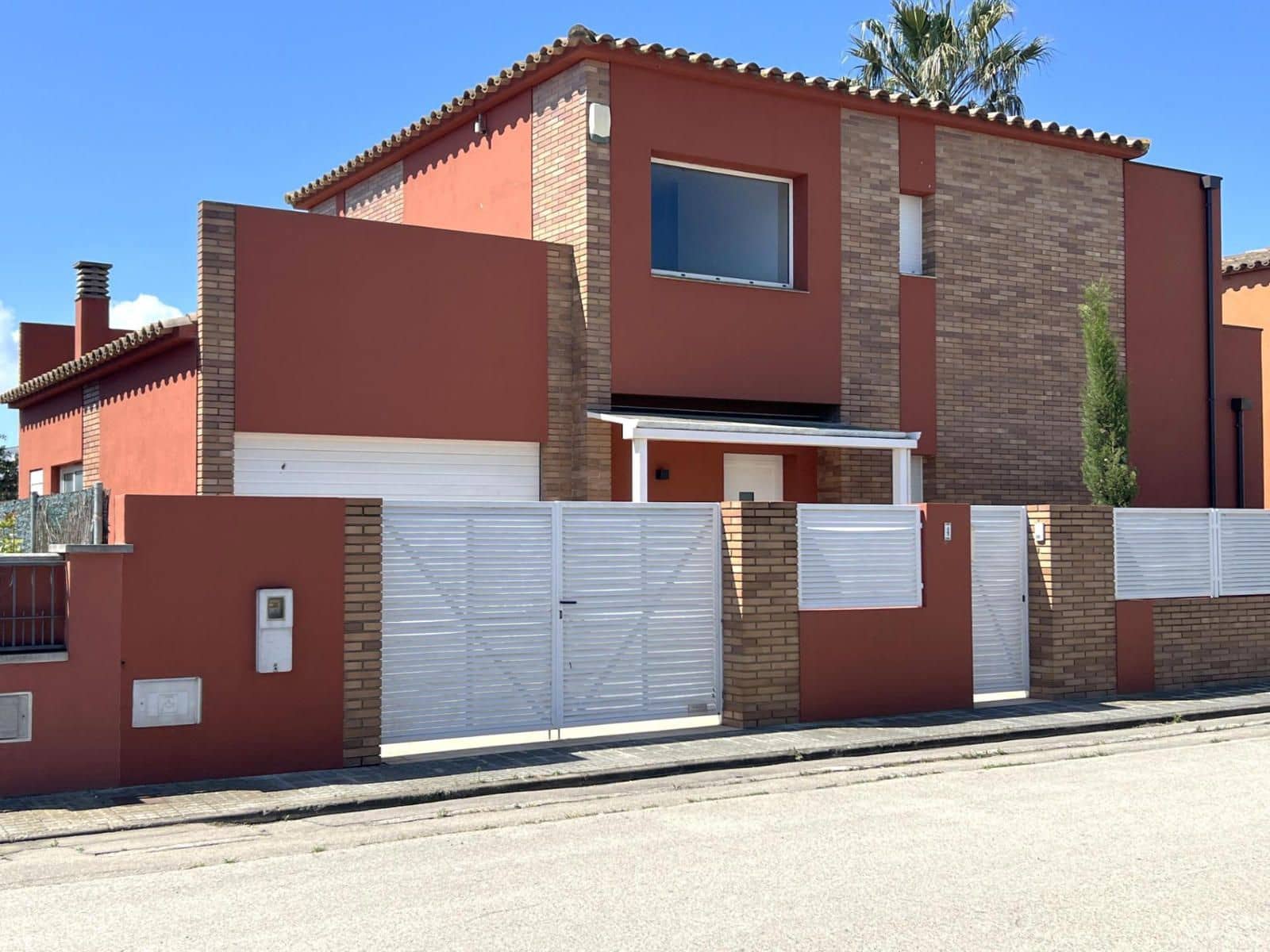4 bedroom Villa for sale in Sant Pere Pescador with pool garage - € 495,000 (Ref: 9466098)