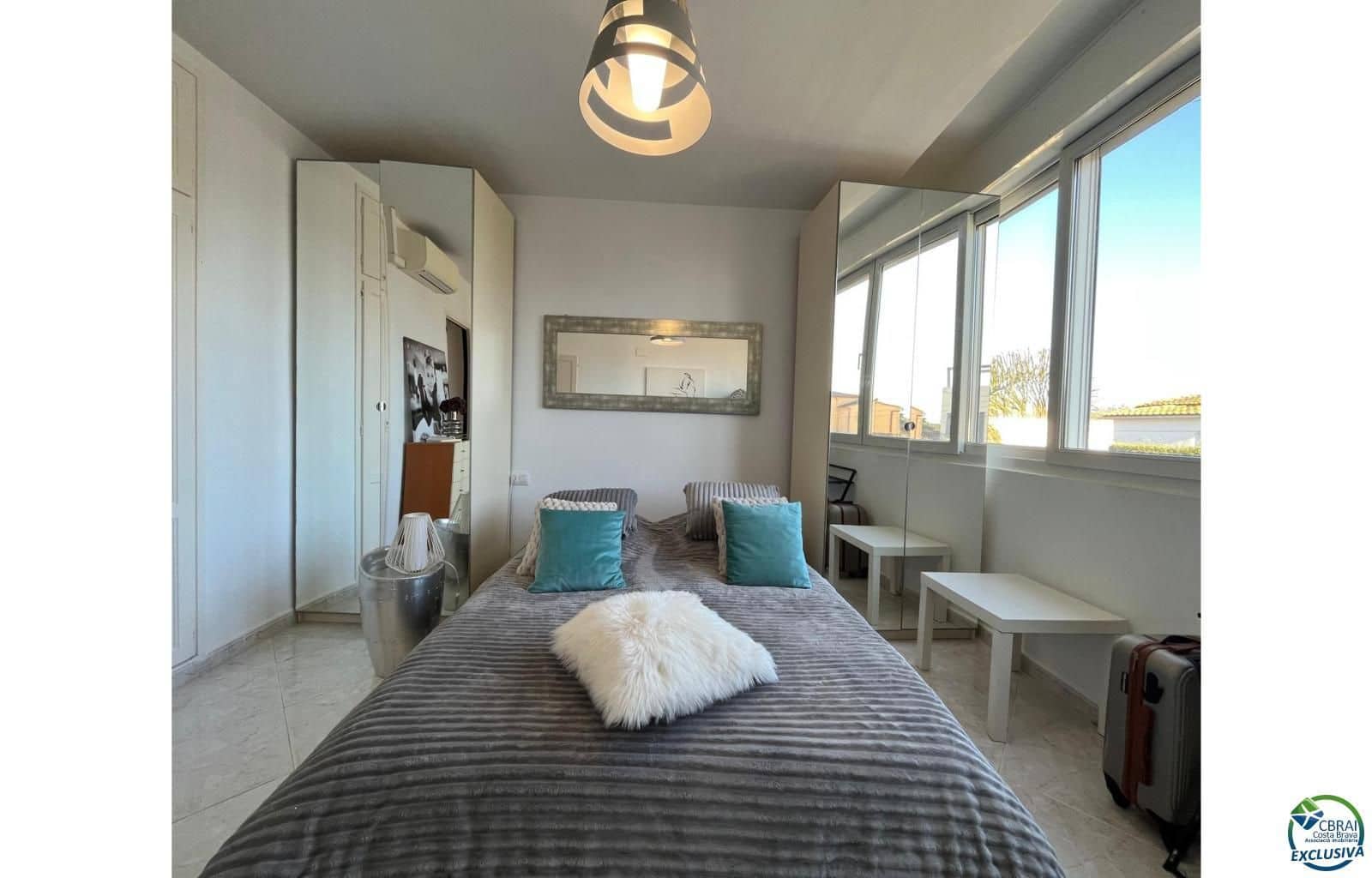 3 soveværelse Byhus til salg i Empuriabrava med swimmingpool garage - € 595.000 (Ref: 9536305)