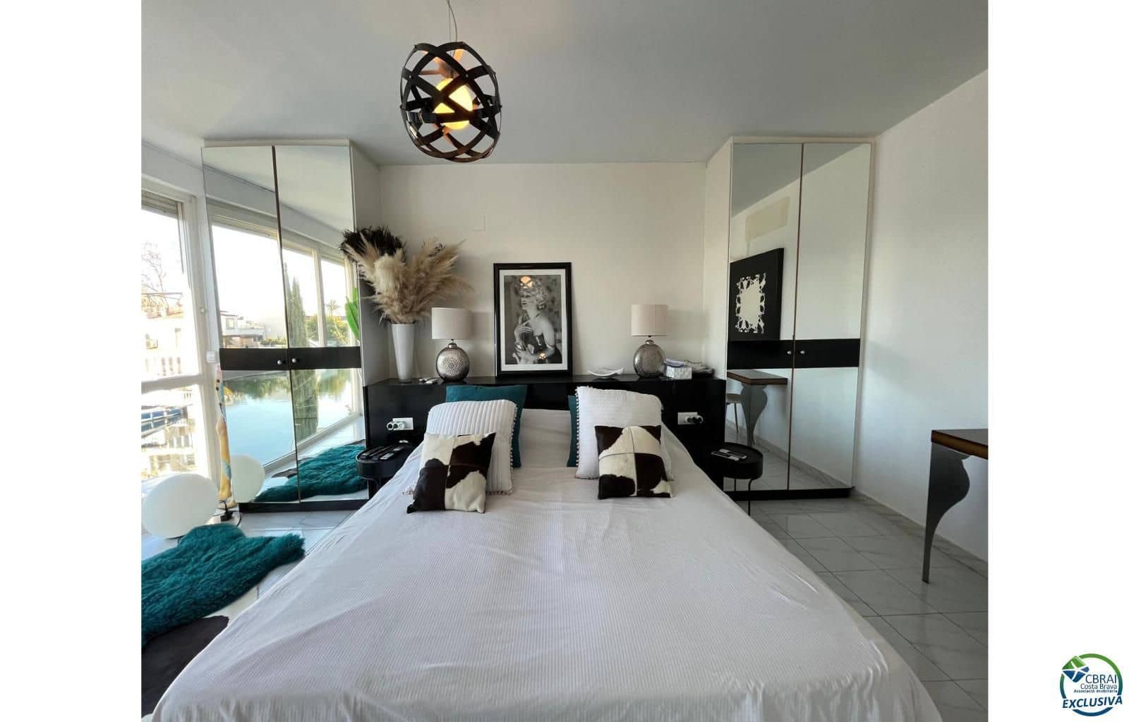 3 soveværelse Byhus til salg i Empuriabrava med swimmingpool garage - € 595.000 (Ref: 9536305)