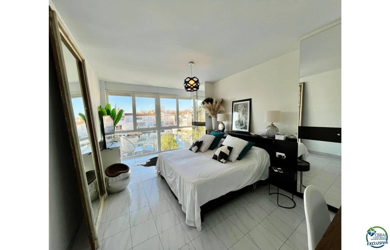 3 soveværelse Byhus til salg i Empuriabrava med swimmingpool garage - € 595.000 (Ref: 9536305)