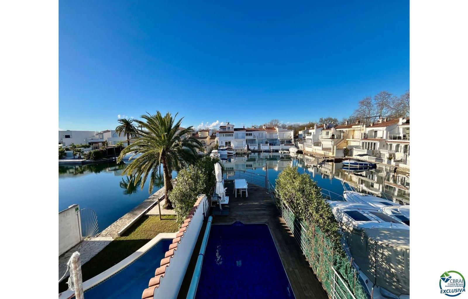 3 soveværelse Byhus til salg i Empuriabrava med swimmingpool garage - € 595.000 (Ref: 9536305)