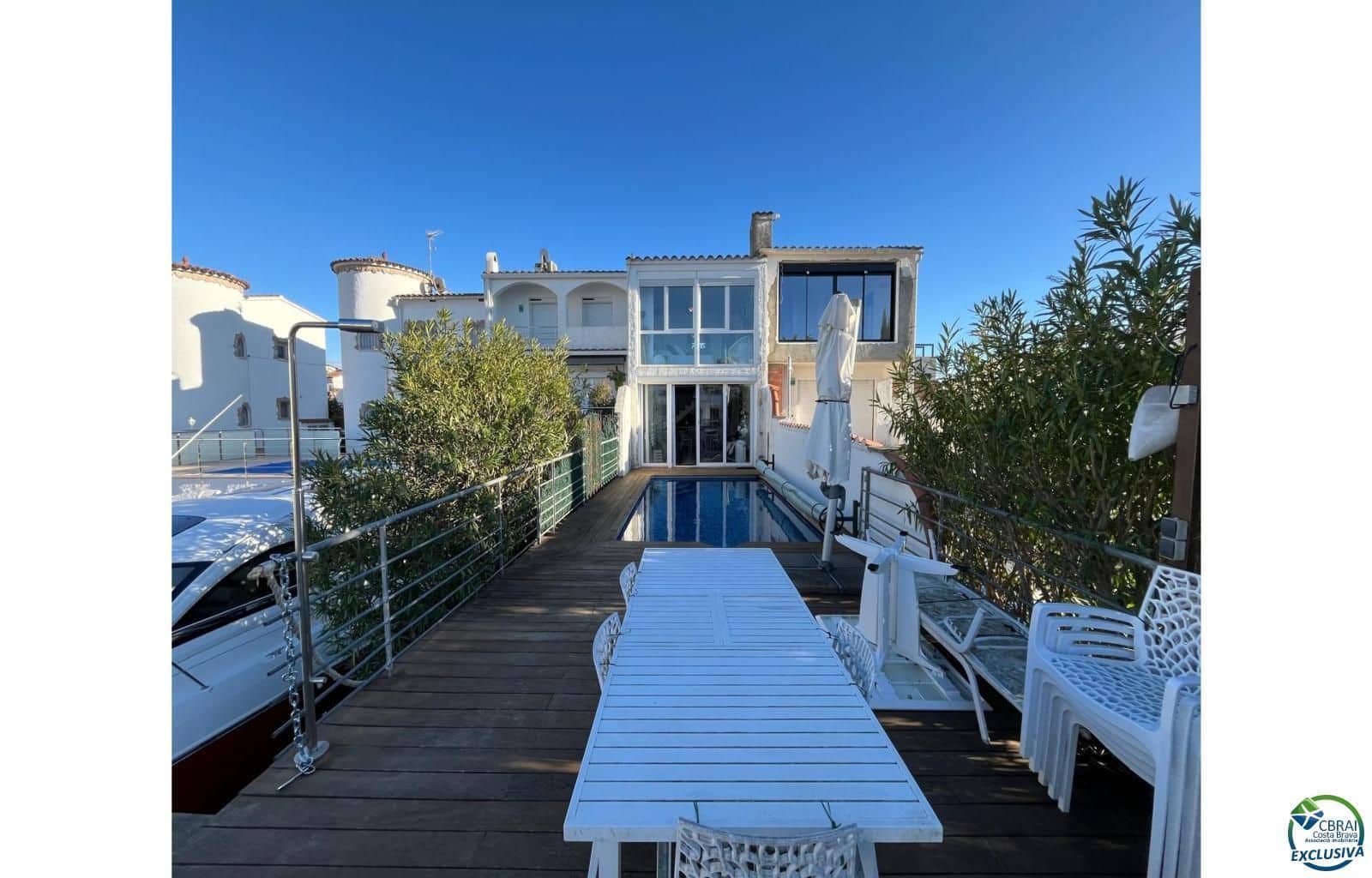 3 soveværelse Byhus til salg i Empuriabrava med swimmingpool garage - € 595.000 (Ref: 9536305)