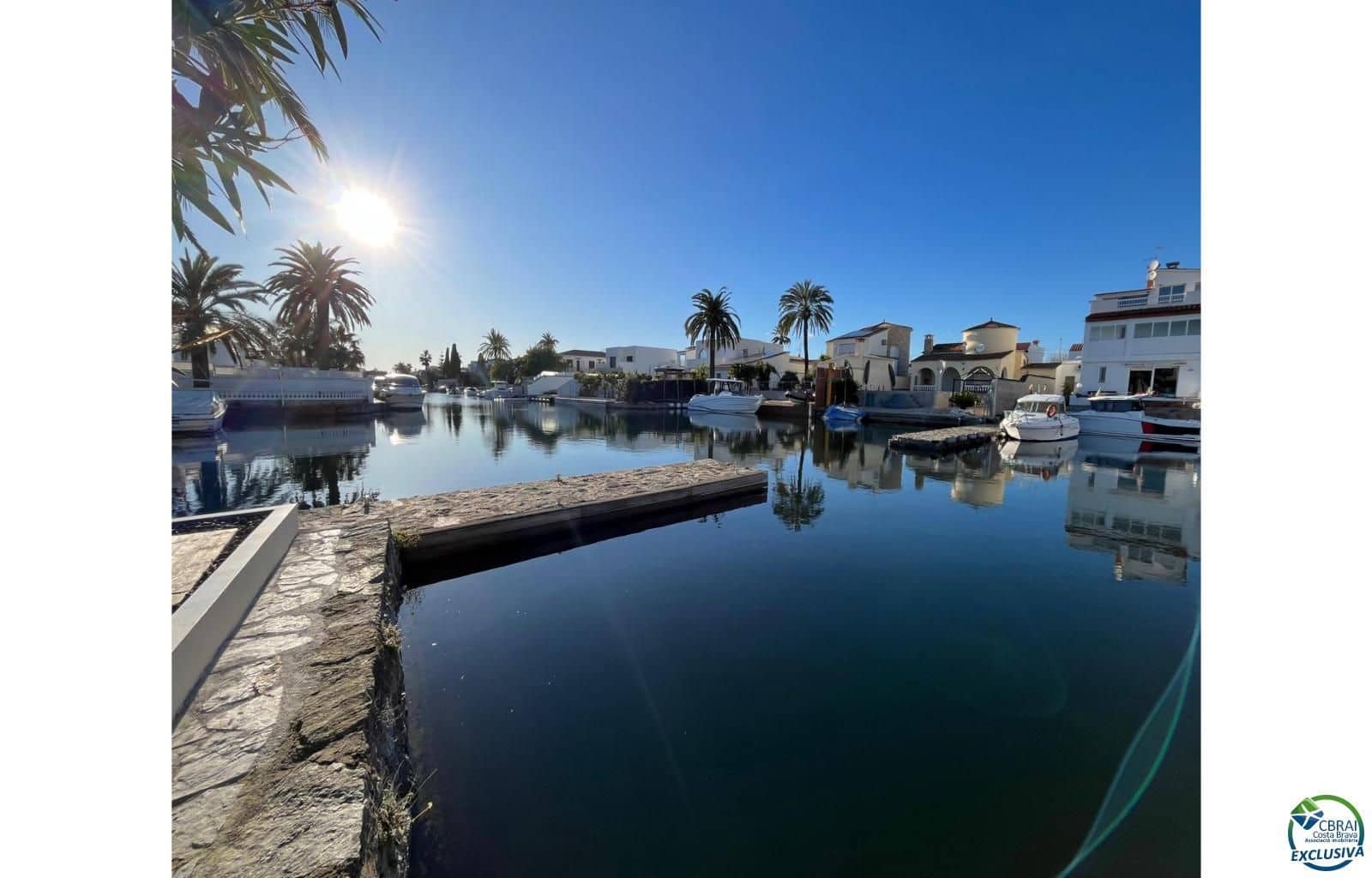 3 soveværelse Byhus til salg i Empuriabrava med swimmingpool garage - € 595.000 (Ref: 9536305)