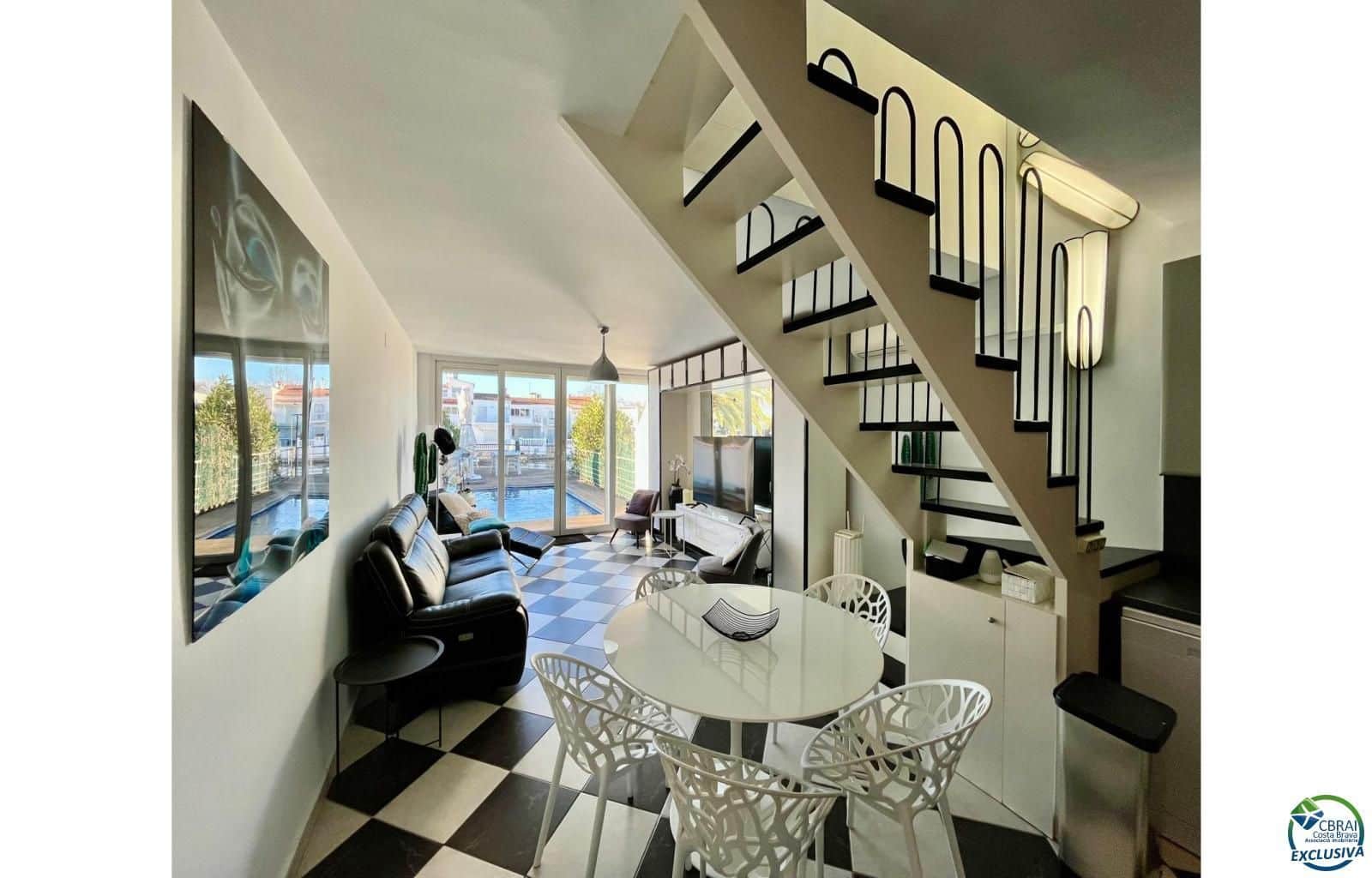 3 soveværelse Byhus til salg i Empuriabrava med swimmingpool garage - € 595.000 (Ref: 9536305)