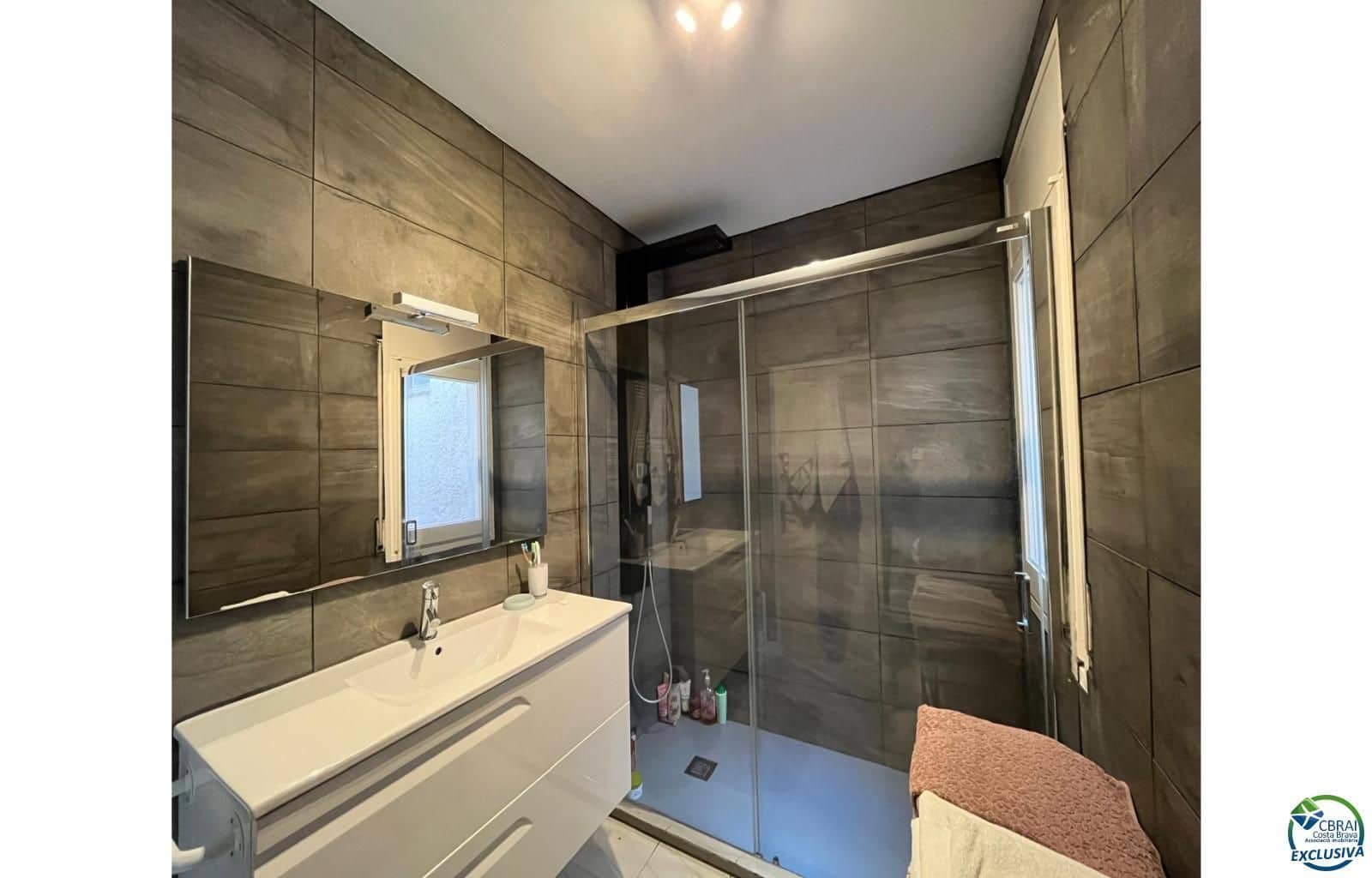 3 soveværelse Byhus til salg i Empuriabrava med swimmingpool garage - € 595.000 (Ref: 9536305)