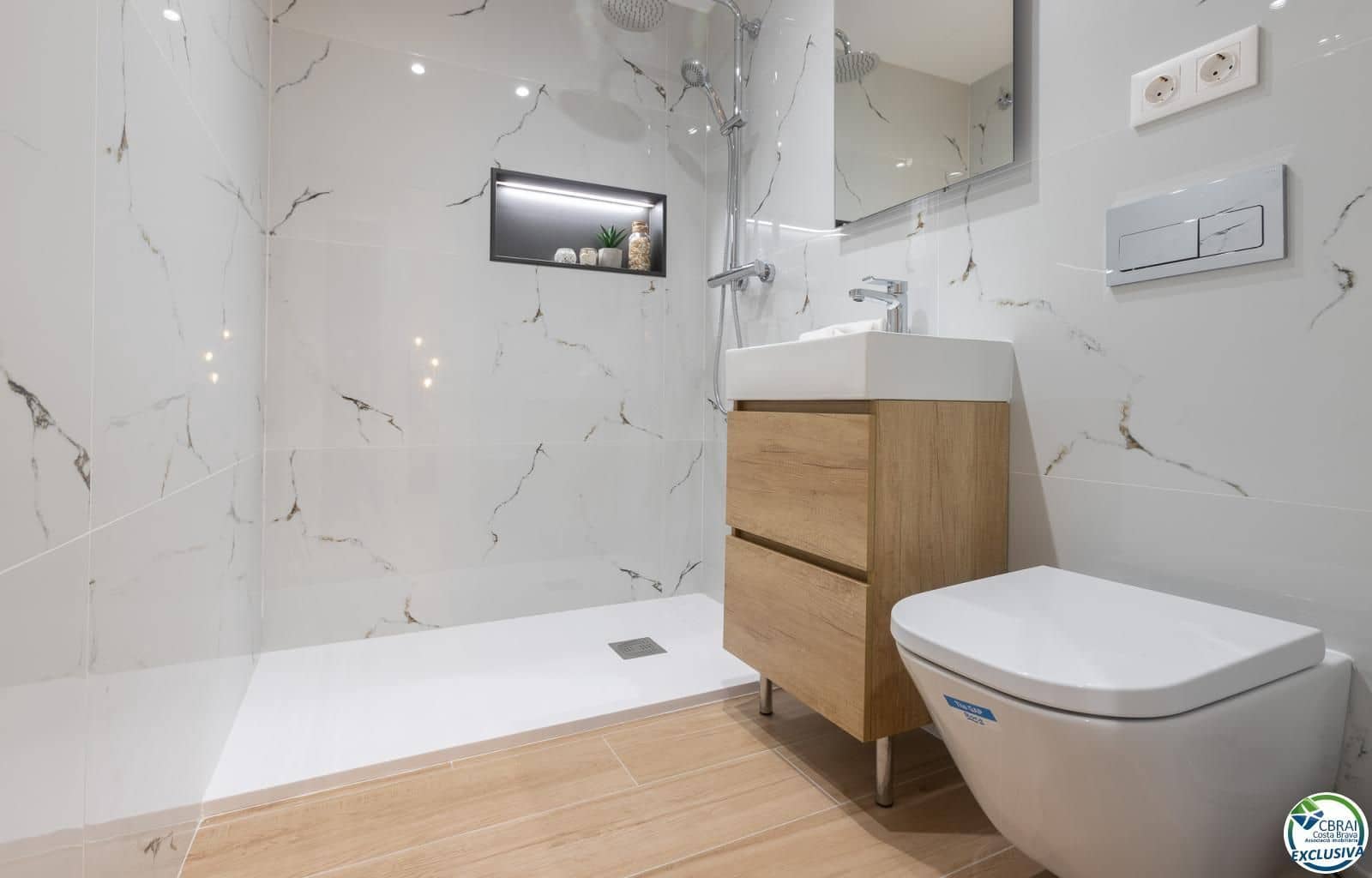 3 bedroom Flat for sale in Roses - € 295,000 (Ref: 9674791)