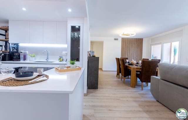 3 bedroom Flat for sale in Roses - € 295,000 (Ref: 9674791)