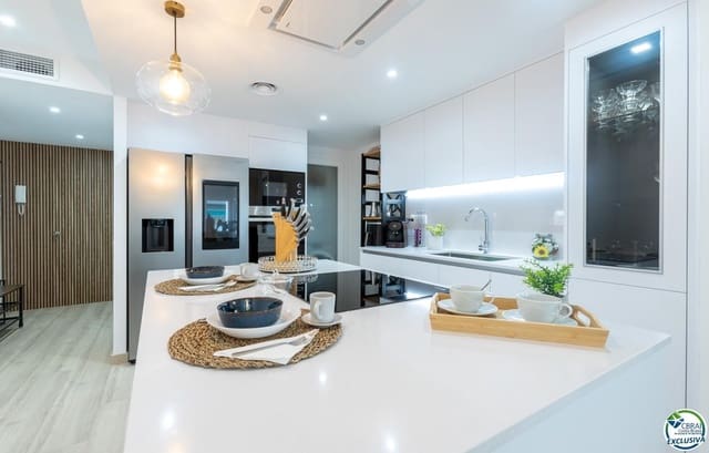 3 bedroom Flat for sale in Roses - € 295,000 (Ref: 9674791)