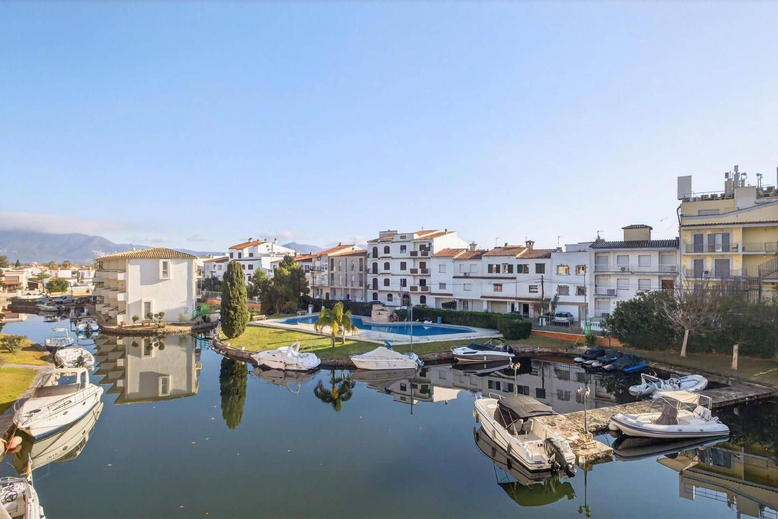 2 bedroom Flat for sale in Empuriabrava with pool garage - € 170,000 (Ref: 9674793)
