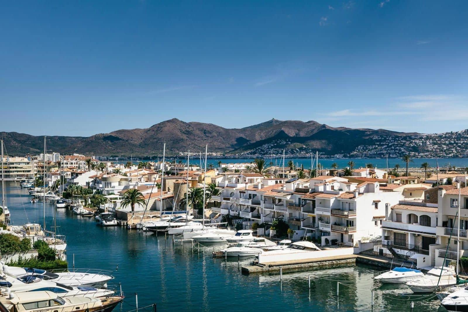 2 bedroom Flat for sale in Empuriabrava with pool garage - € 170,000 (Ref: 9674793)