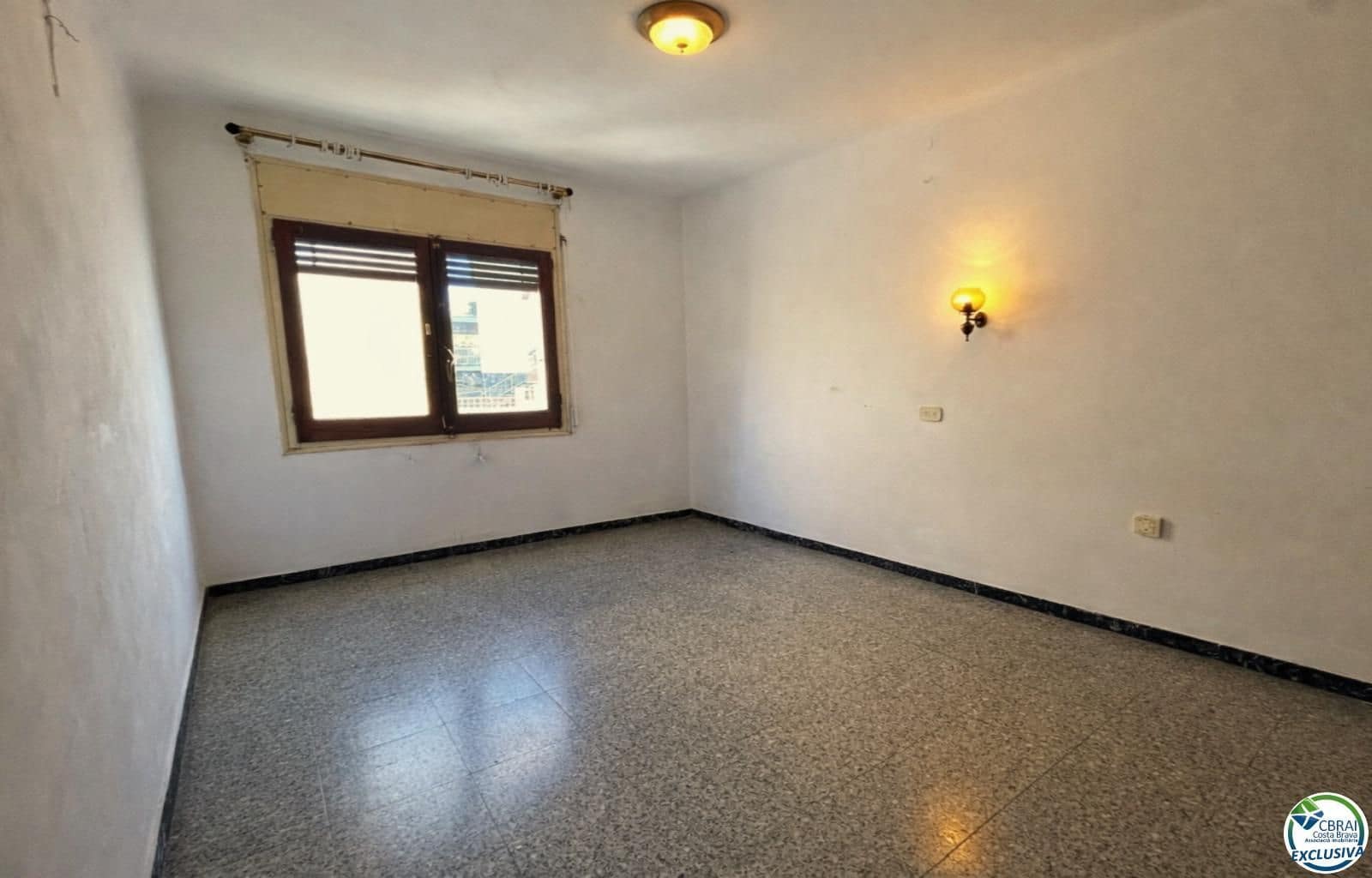 8 bedroom Villa for sale in Llanca with garage - € 359,000 (Ref: 9674794)