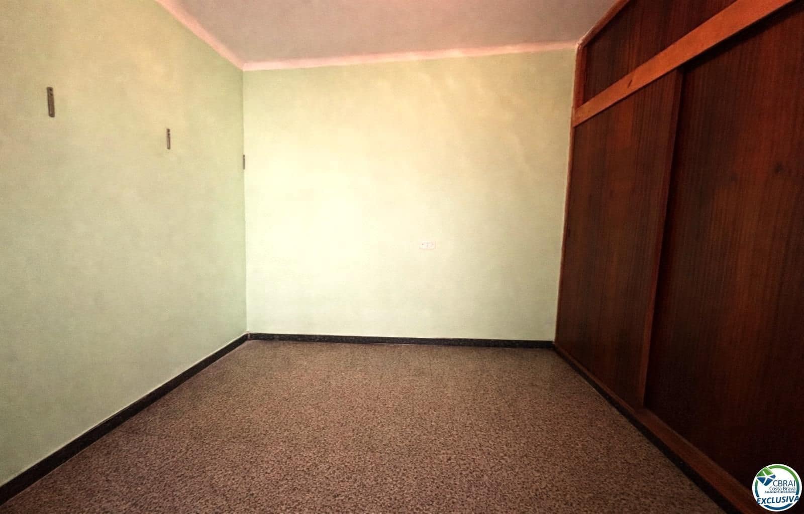 8 bedroom Villa for sale in Llanca with garage - € 359,000 (Ref: 9674794)