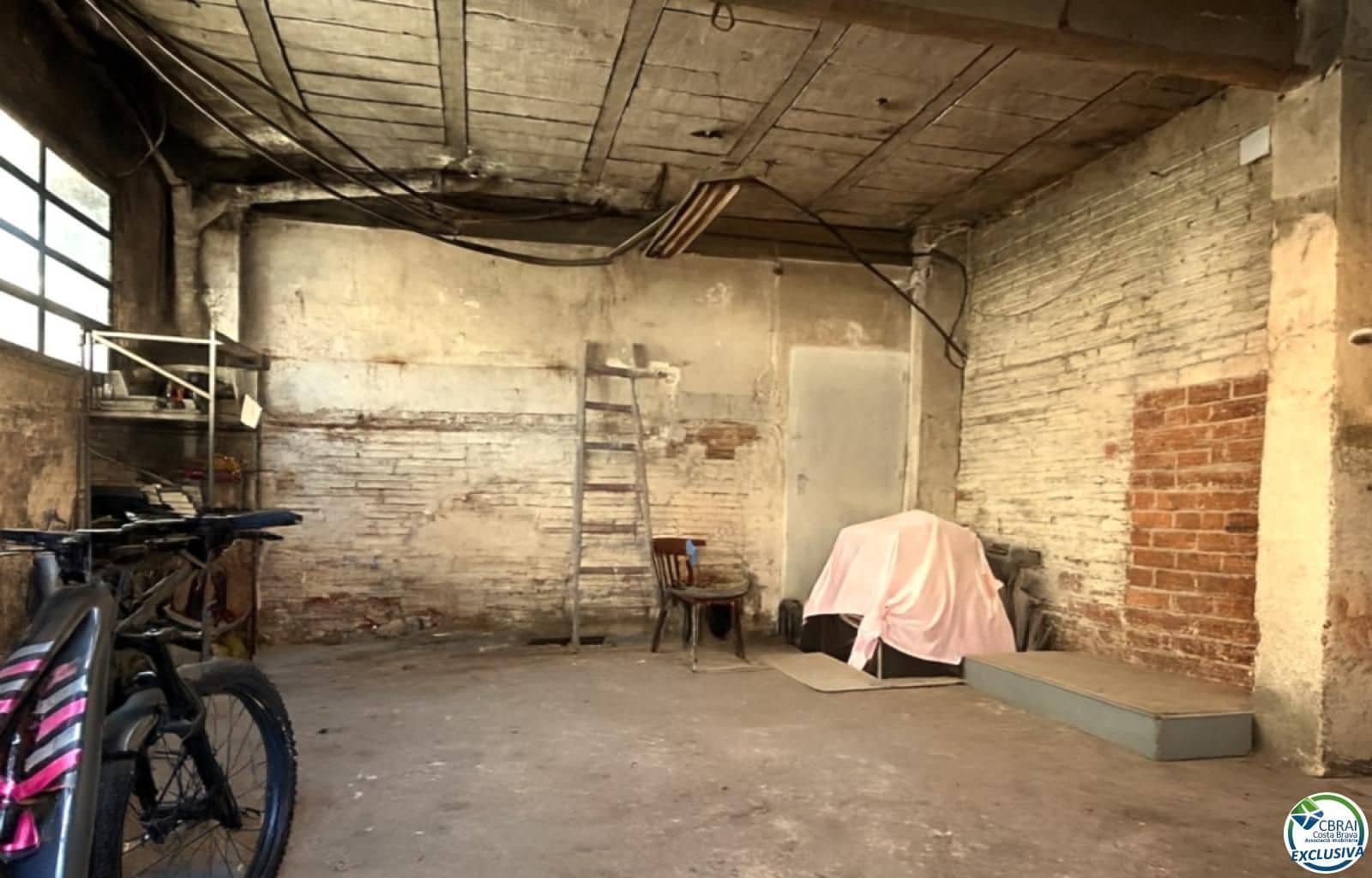 8 bedroom Villa for sale in Llanca with garage - € 359,000 (Ref: 9674794)