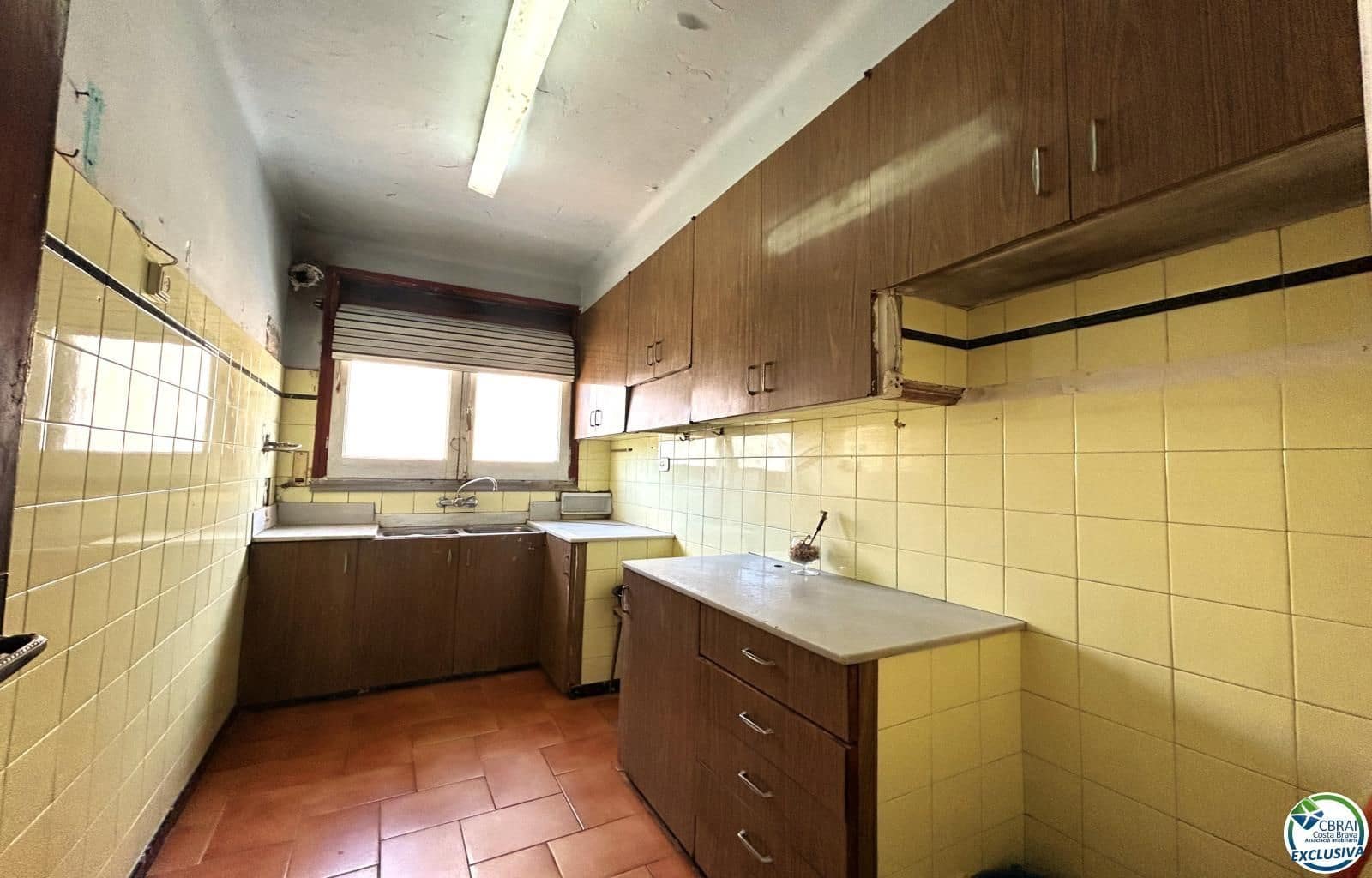 8 bedroom Villa for sale in Llanca with garage - € 359,000 (Ref: 9674794)