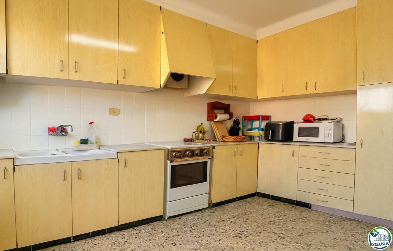 8 bedroom Villa for sale in Llanca with garage - € 359,000 (Ref: 9674794)