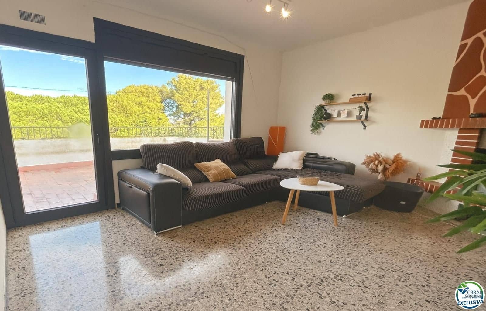 8 bedroom Villa for sale in Llanca with garage - € 359,000 (Ref: 9674794)