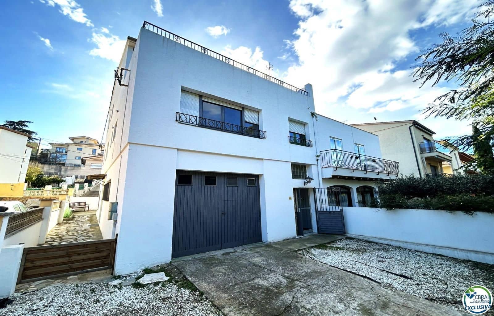 8 bedroom Villa for sale in Llanca with garage - € 359,000 (Ref: 9674794)