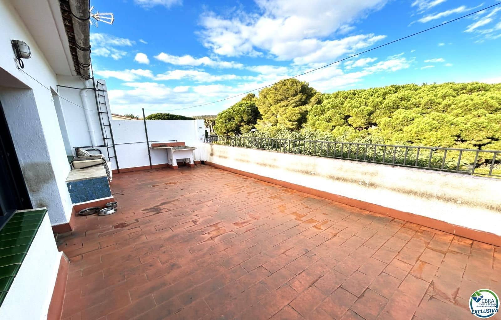 8 bedroom Villa for sale in Llanca with garage - € 359,000 (Ref: 9674794)