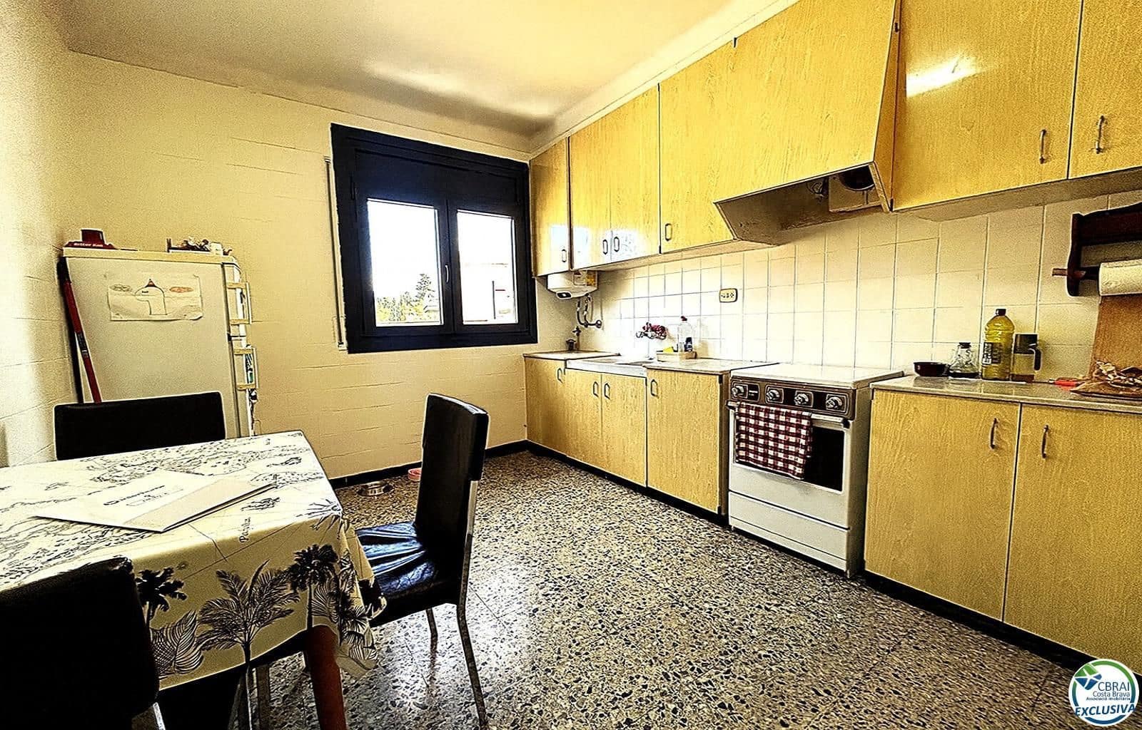 8 bedroom Villa for sale in Llanca with garage - € 359,000 (Ref: 9674794)