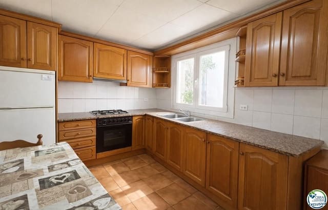 4 slaapkamer Villa te koop in Torroella de Montgrí met garage - € 256.000 (Ref: 9699301)