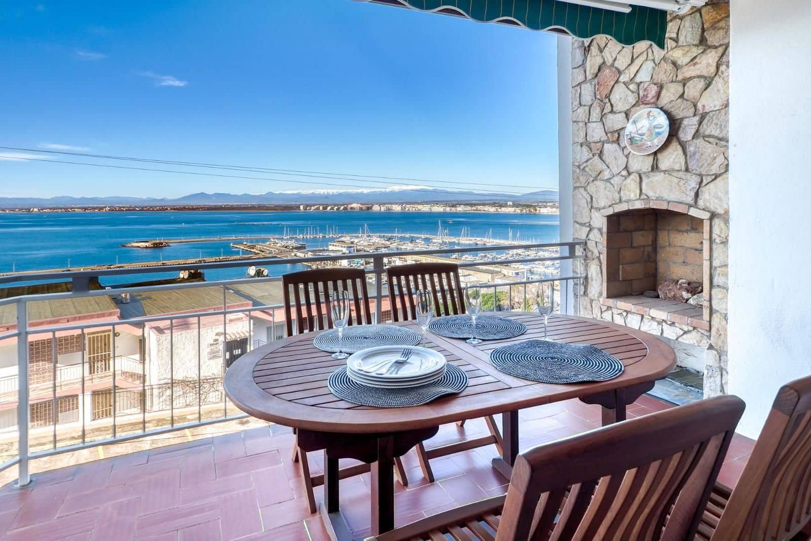 2 bedroom Flat for sale in Roses with garage - € 295,000 (Ref: 9700131)