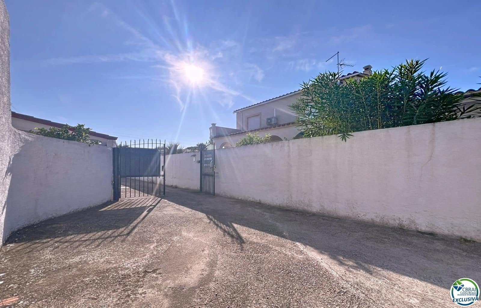 2 soveværelse Villa til salg i Empuriabrava med swimmingpool garage - € 385.000 (Ref: 9759473)