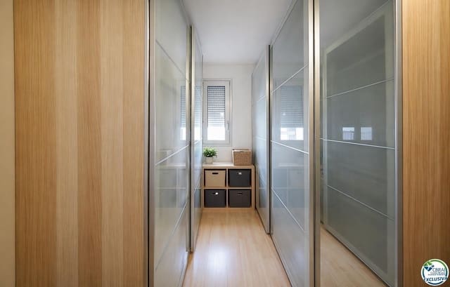 4 bedroom Flat for sale in Roses with garage - € 418,000 (Ref: 9785987)