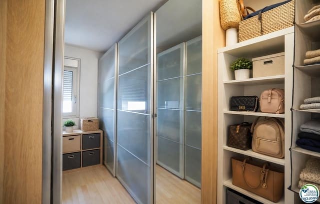 4 bedroom Flat for sale in Roses with garage - € 418,000 (Ref: 9785987)