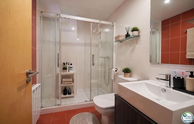 4 bedroom Flat for sale in Roses with garage - € 418,000 (Ref: 9785987)