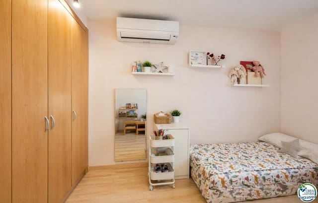 4 bedroom Flat for sale in Roses with garage - € 418,000 (Ref: 9785987)