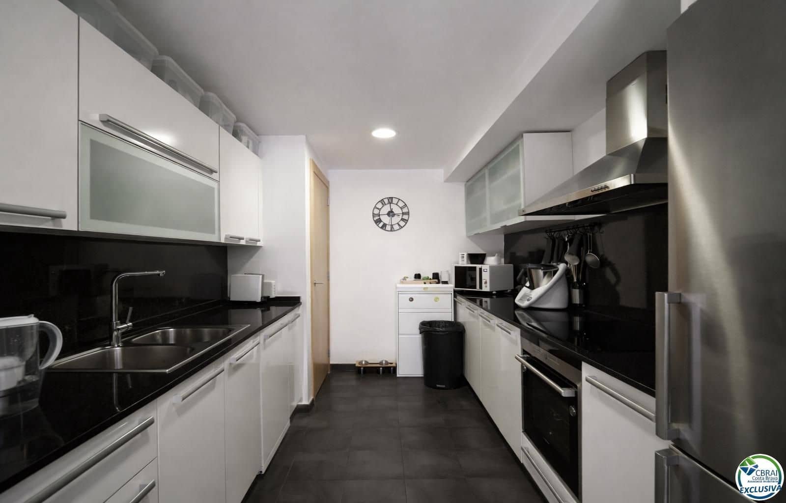 4 bedroom Flat for sale in Roses with garage - € 418,000 (Ref: 9785987)