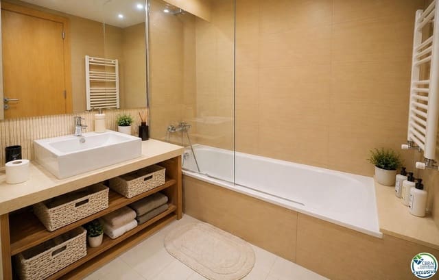 4 bedroom Flat for sale in Roses with garage - € 418,000 (Ref: 9785987)