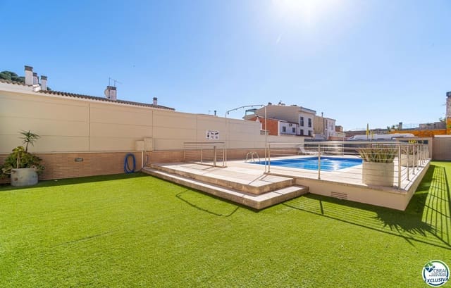 2 bedroom Flat for sale in Roses with pool garage - € 215,000 (Ref: 9793216)