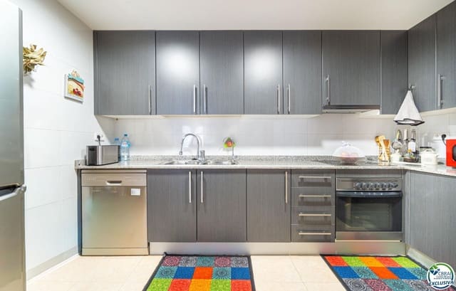 2 bedroom Flat for sale in Roses with pool garage - € 215,000 (Ref: 9793216)