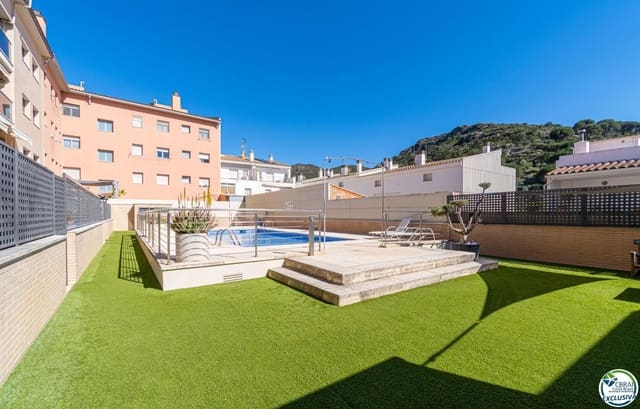 2 bedroom Flat for sale in Roses with pool garage - € 215,000 (Ref: 9793216)