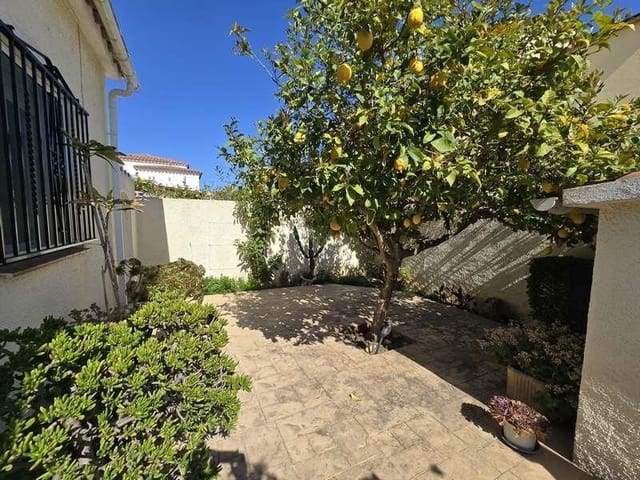 2 makuuhuone Huvila myytävänä paikassa Empuriabrava, Castelló d'Empúries mukana uima-altaan 
autotalli - 495 000 € (Ref: 9844526)
