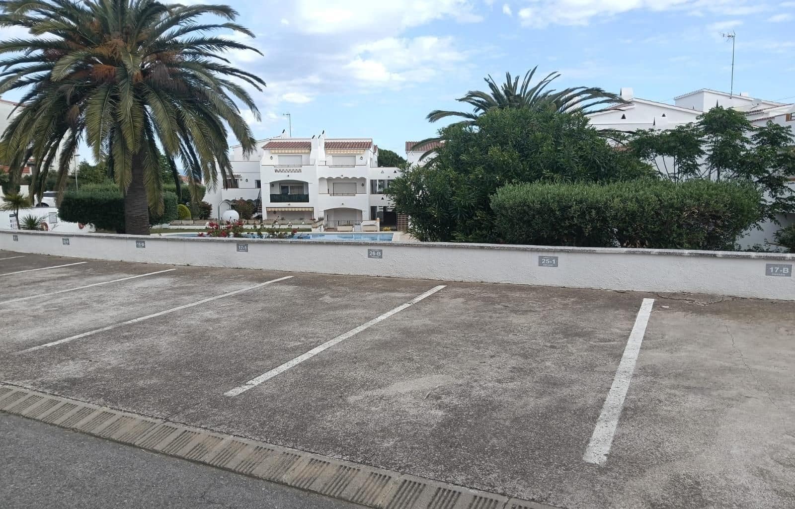 1 bedroom Flat for sale in Roses with pool garage - € 145,000 (Ref: 9849955)