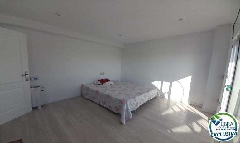 5 bedroom Villa for sale in Roses - € 460,000 (Ref: 9879331)