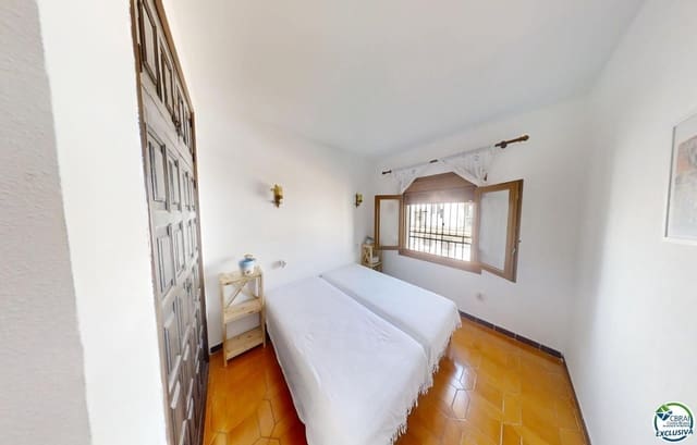 2 bedroom Flat for sale in Empuriabrava, Castelló d'Empúries with pool garage - € 220,000 (Ref: 9879356)