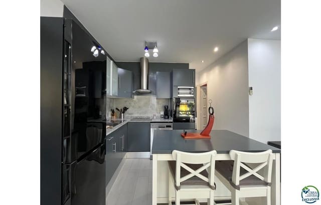 4 makuuhuone Huvila myytävänä paikassa Empuriabrava, Castelló d'Empúries mukana uima-altaan 
autotalli - 549 000 € (Ref: 9879359)