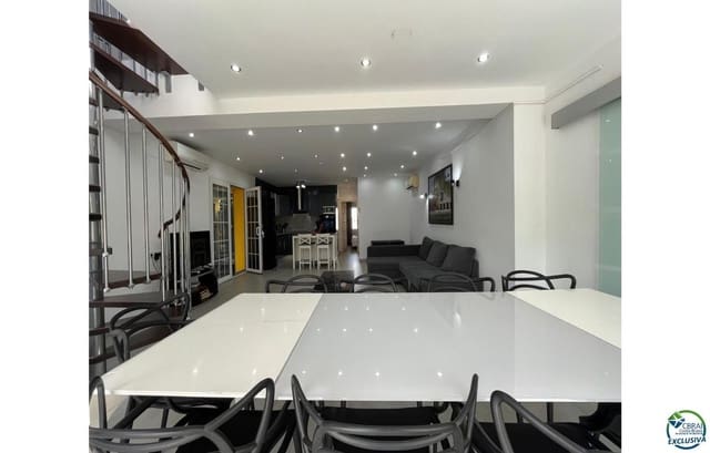 4 makuuhuone Huvila myytävänä paikassa Empuriabrava, Castelló d'Empúries mukana uima-altaan 
autotalli - 549 000 € (Ref: 9879359)