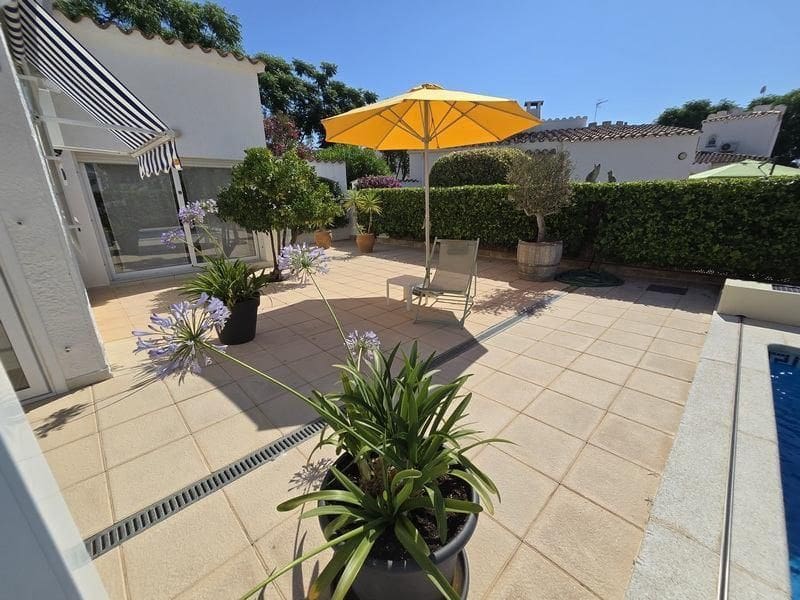 4 sypialnia Willa na sprzedaż w Empuriabrava z basenem garażem - 595 000 € (Ref: 9879363)