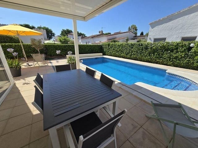 4 makuuhuone Huvila myytävänä paikassa Empuriabrava, Castelló d'Empúries mukana uima-altaan 
autotalli - 595 000 € (Ref: 9879363)