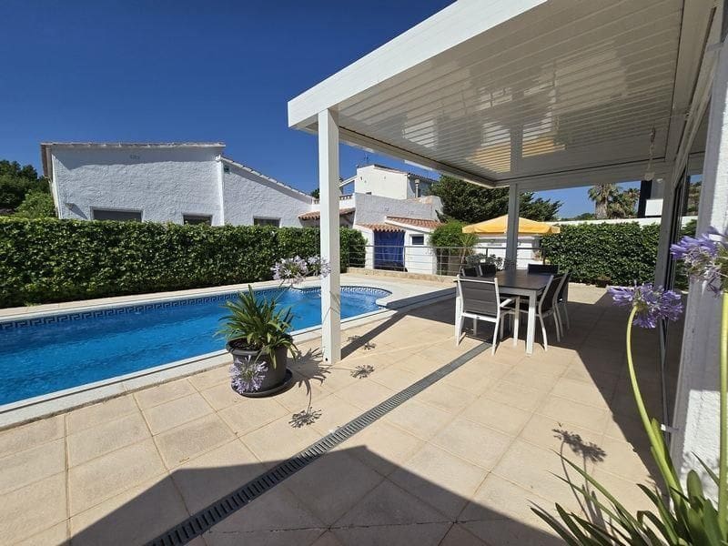 4 sypialnia Willa na sprzedaż w Empuriabrava z basenem garażem - 595 000 € (Ref: 9879363)