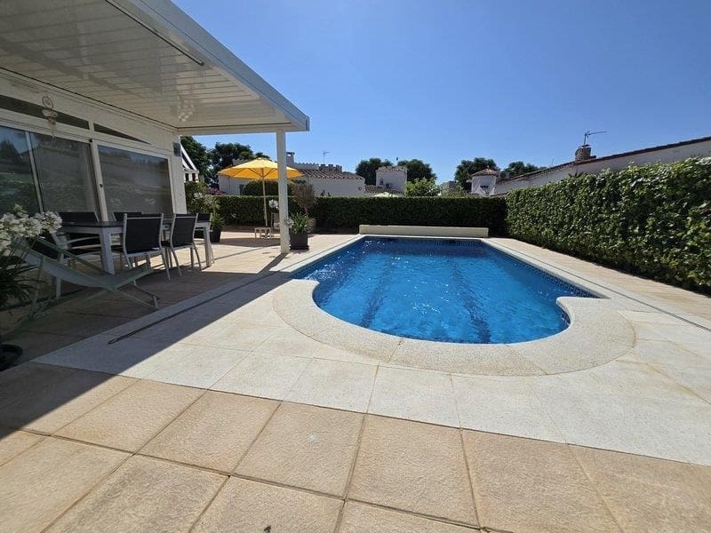 4 sypialnia Willa na sprzedaż w Empuriabrava z basenem garażem - 595 000 € (Ref: 9879363)
