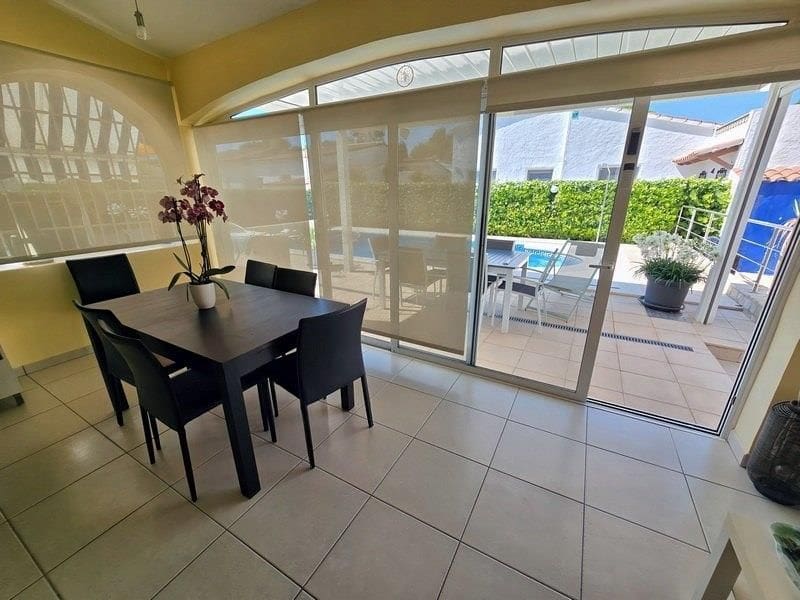 4 sypialnia Willa na sprzedaż w Empuriabrava z basenem garażem - 595 000 € (Ref: 9879363)