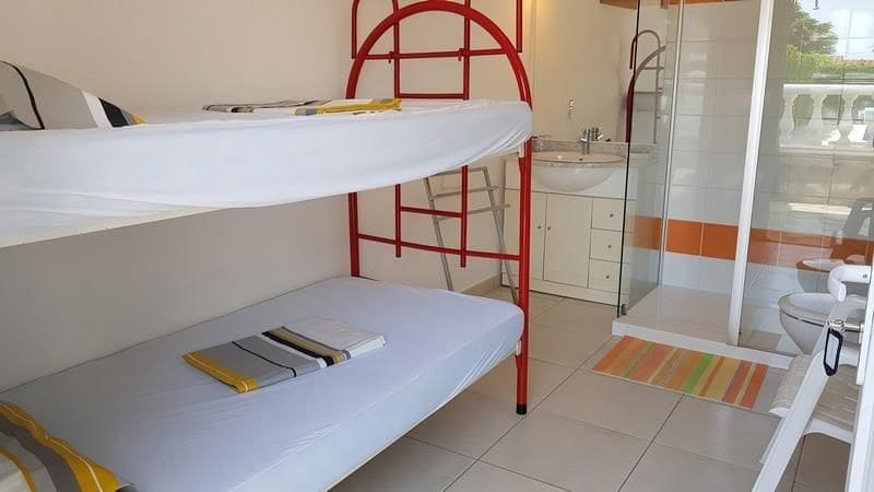 4 sypialnia Willa na sprzedaż w Empuriabrava z basenem garażem - 595 000 € (Ref: 9879363)