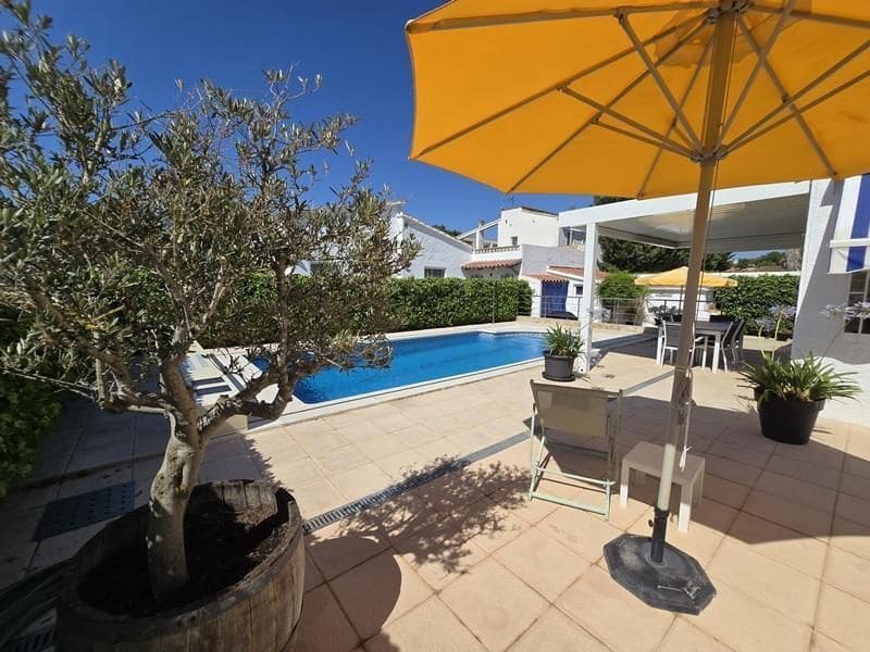 4 sypialnia Willa na sprzedaż w Empuriabrava z basenem garażem - 595 000 € (Ref: 9879363)